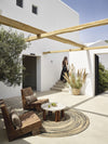 L'hôtel Branco à Mykonos est largement influencé par l'architecture méditerranéenne traditionnelle, avec ses murs chaulés, ses poutres en bois massif et ses sols en béton.